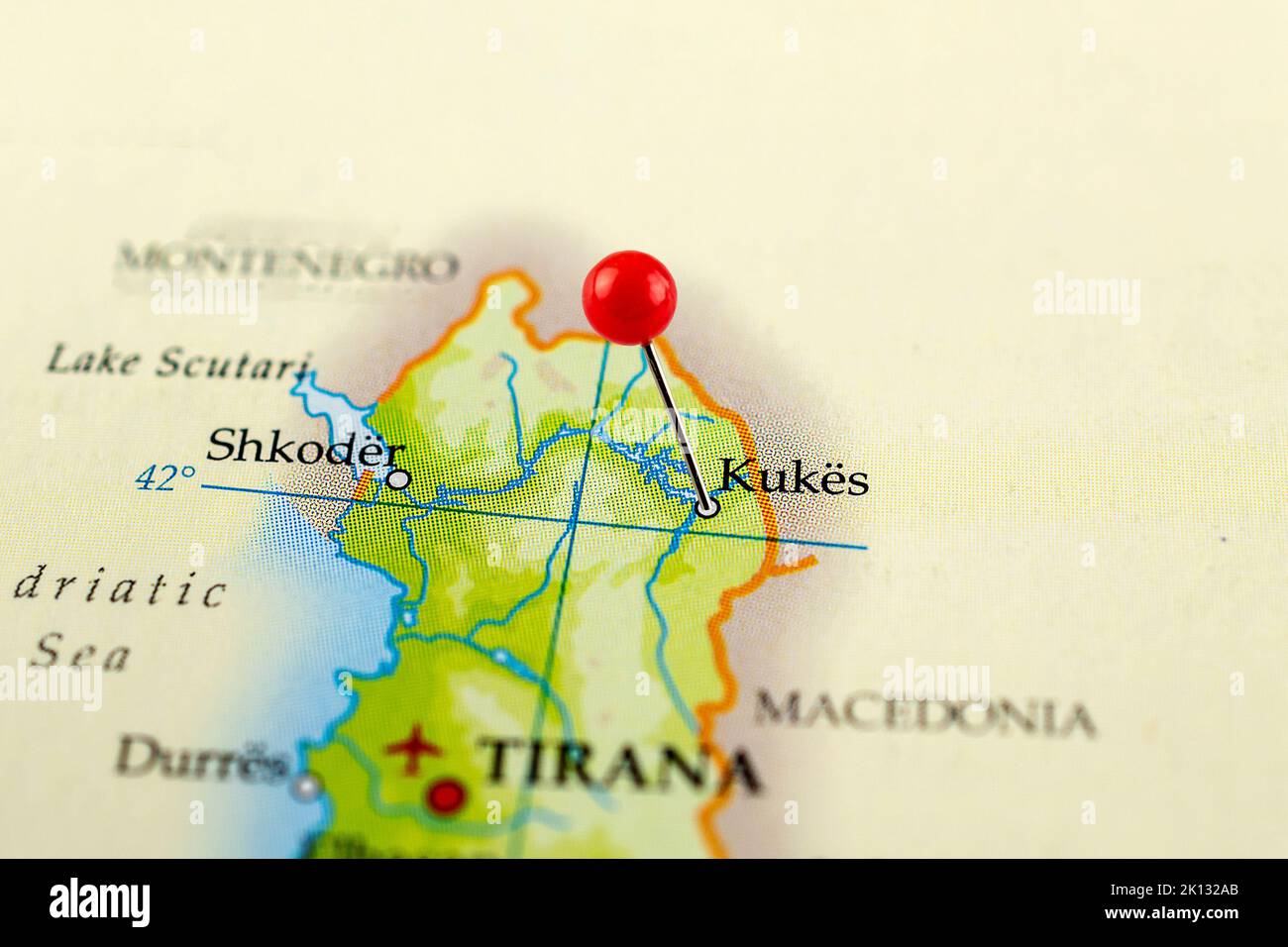 Kukes-Karte. Nahaufnahme der Kukes-Karte mit roter Nadel. Karte mit rotem Nadelpunkt von Kukes in Albanien. Stockfoto