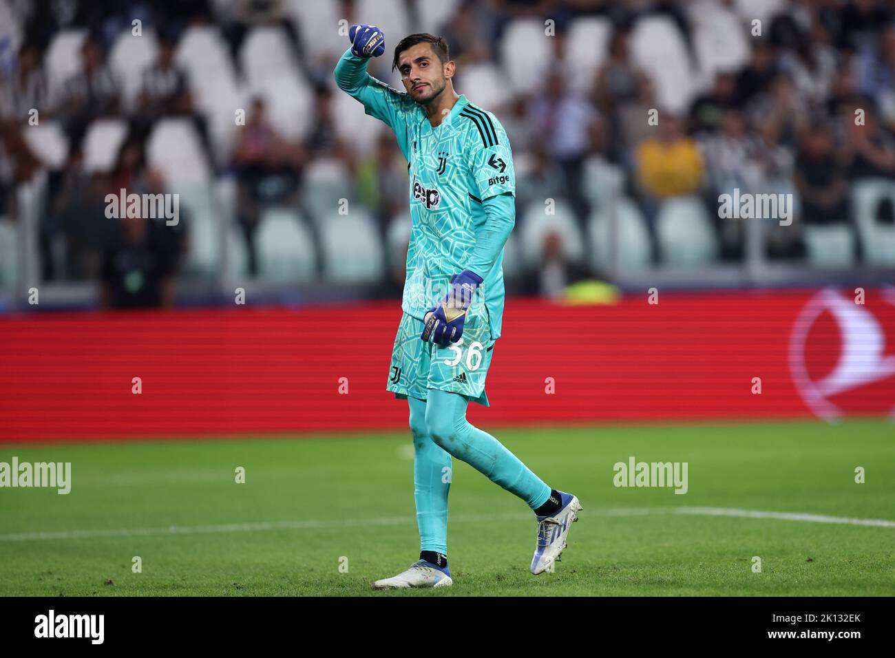 Mattia Perin von Juventus FC schaut während des UEFA Champions League Gruppe H-Spiels zwischen Juventus FC und SL Benfica am 14. September 2022 in Turin, Italien, auf. Stockfoto