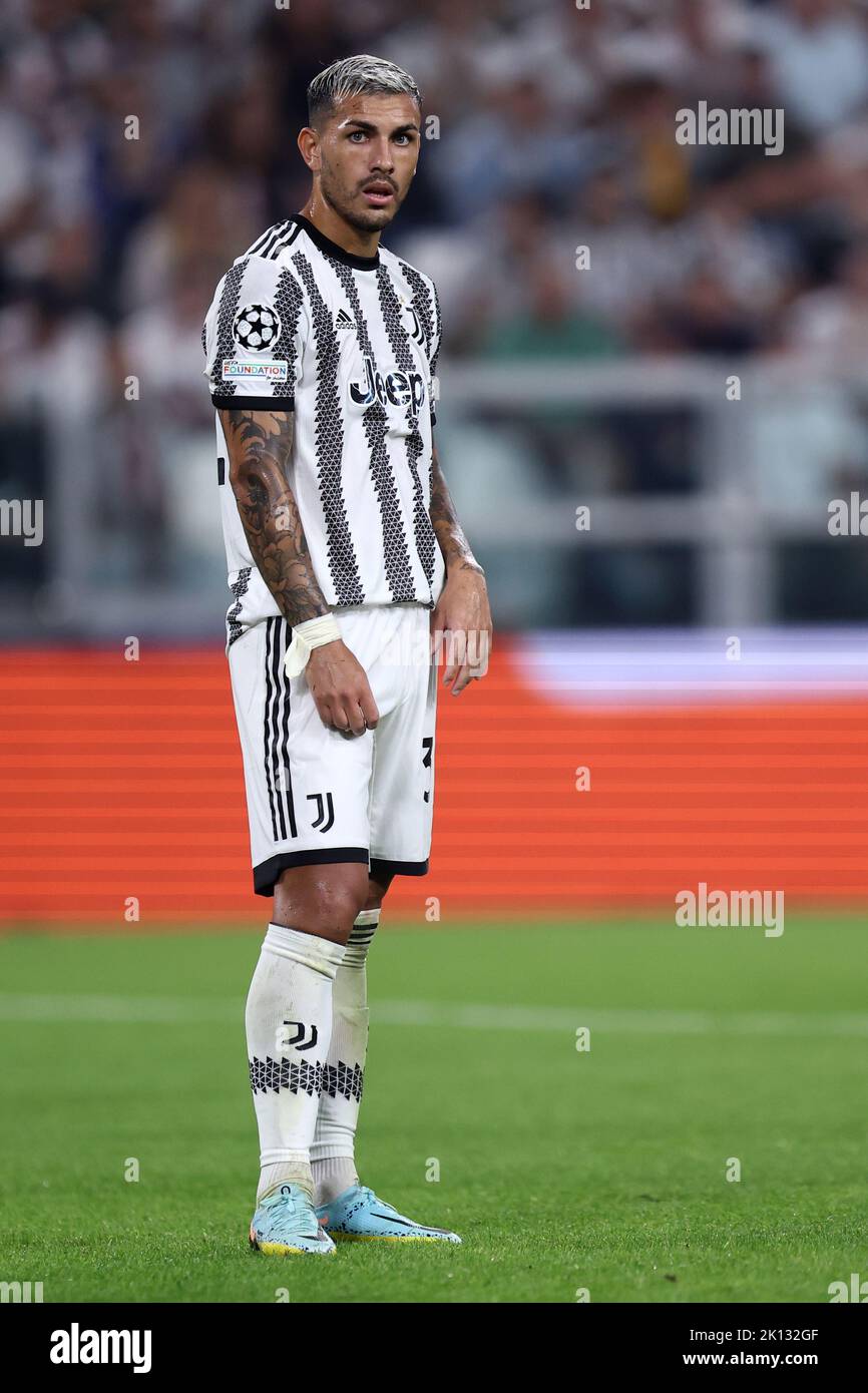 Leando Paredes von Juventus FC schaut während des UEFA Champions League Gruppe H Spiels zwischen Juventus FC und SL Benfica am 14. September 2022 im Allianz Stadium in Turin, Italien, auf. Stockfoto