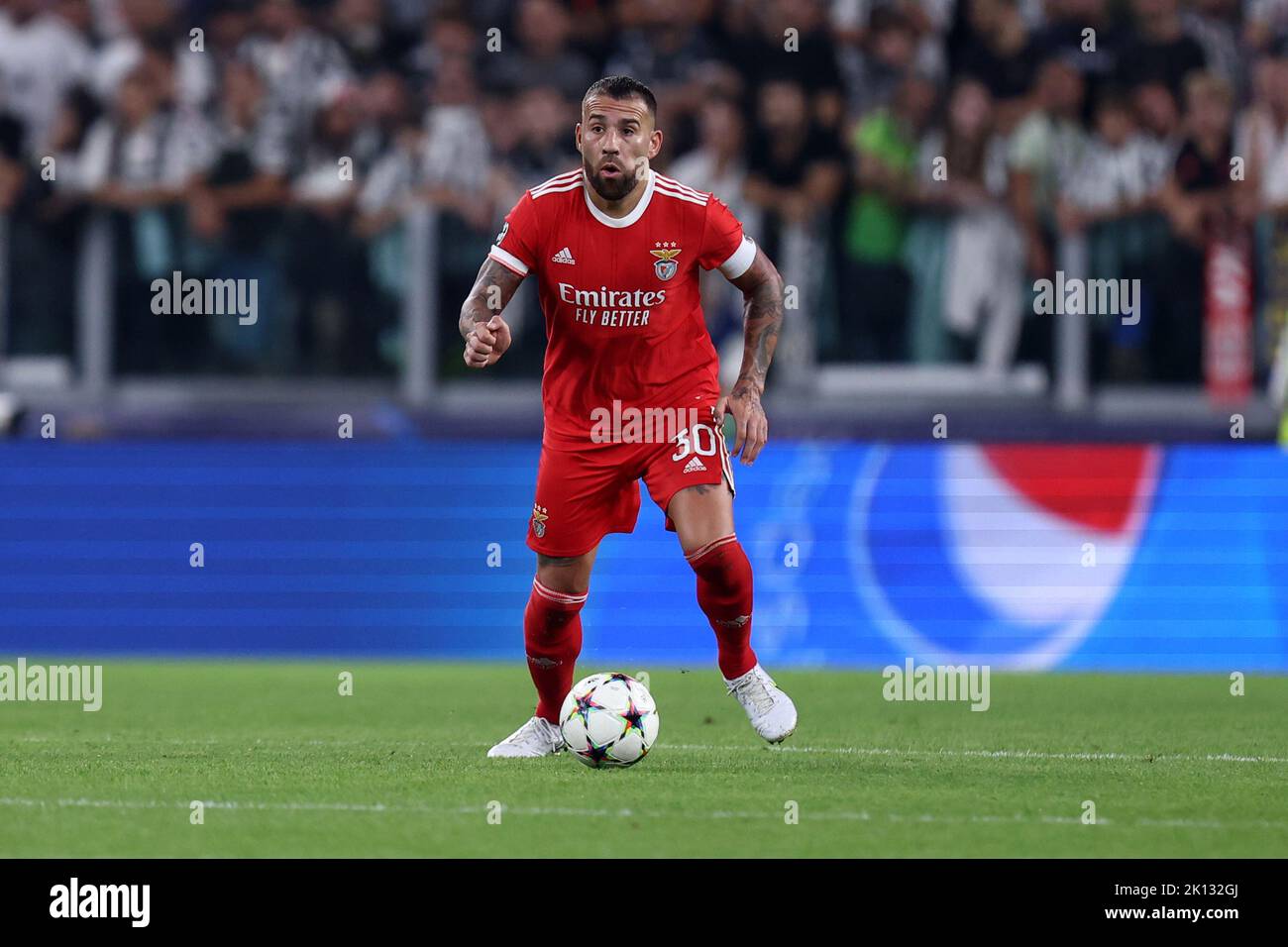 Nicolas Otamendi von SL Benfica kontrolliert den Ball während des UEFA Champions League Gruppe H-Spiels zwischen Juventus FC und SL Benfica am 14. September 2022 in Turin, Italien. Stockfoto