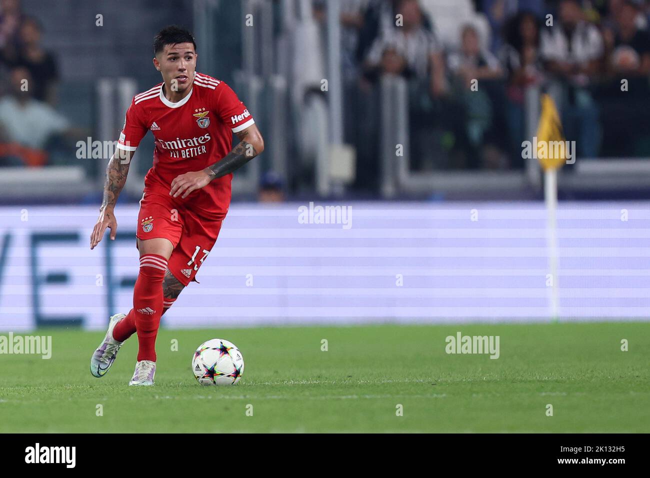 Enzo Fernandez von SL Benfica kontrolliert den Ball während des UEFA Champions League Gruppe H-Spiels zwischen Juventus FC und SL Benfica am 14. September 2022 in Turin, Italien. Stockfoto