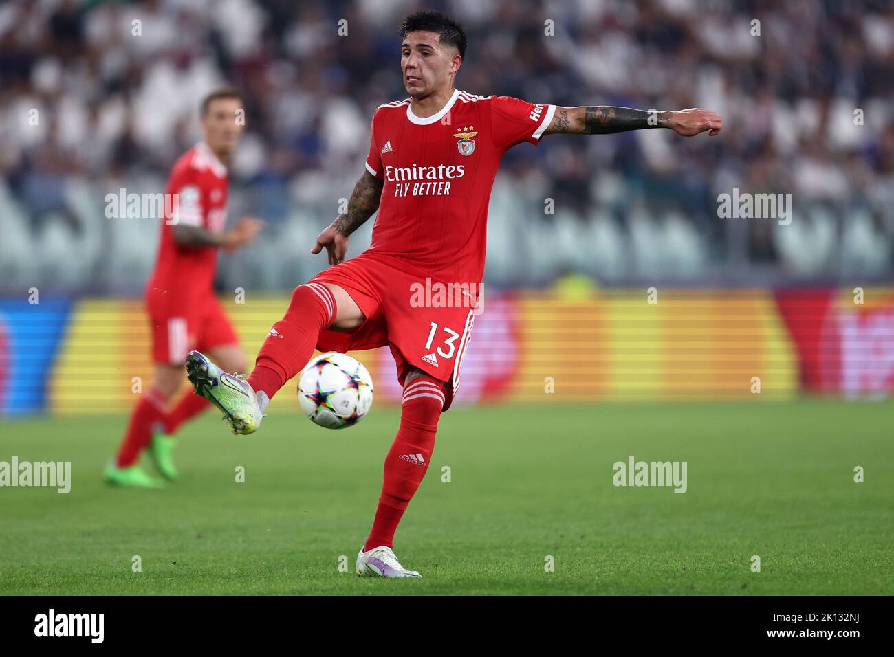 Enzo Fernandez von SL Benfica kontrolliert den Ball während des UEFA Champions League Gruppe H-Spiels zwischen Juventus FC und SL Benfica am 14. September 2022 in Turin, Italien. Stockfoto