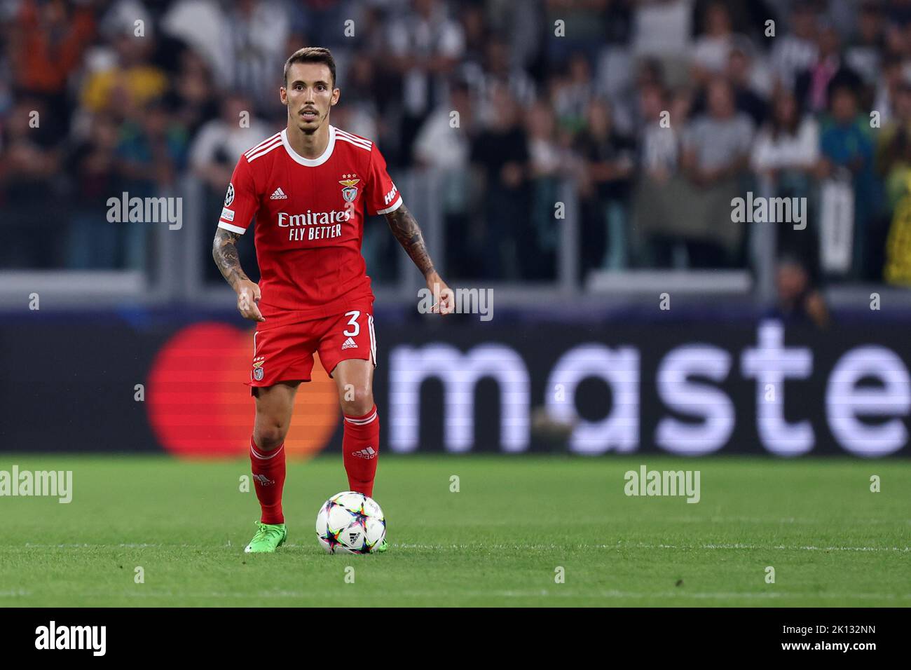 Alejandro Grimaldo von SL Benfica kontrolliert den Ball während des UEFA Champions League Gruppe H-Spiels zwischen Juventus FC und SL Benfica am 14. September 2022 in Turin, Italien. Stockfoto