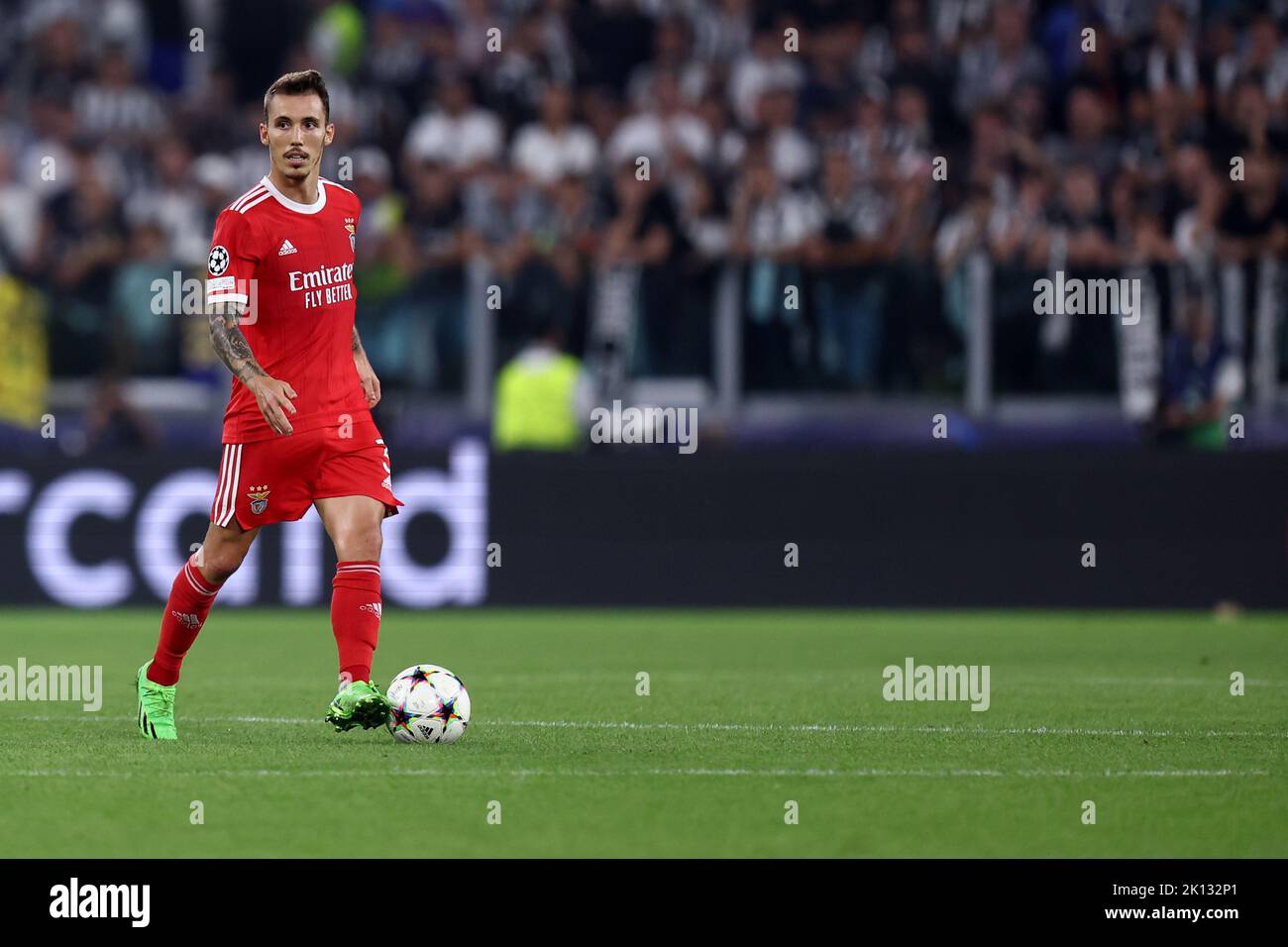 Alejandro Grimaldo von SL Benfica kontrolliert den Ball während des UEFA Champions League Gruppe H-Spiels zwischen Juventus FC und SL Benfica am 14. September 2022 in Turin, Italien. Stockfoto