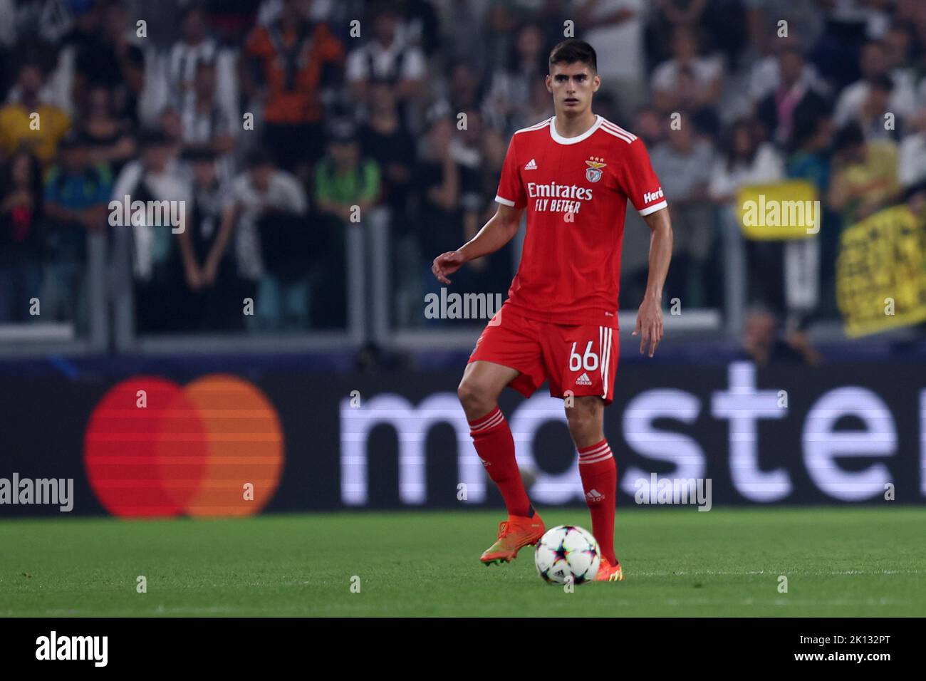 Antonio Silva von SL Benfica kontrolliert den Ball während des UEFA Champions League-Spiel der Gruppe H zwischen Juventus FC und SL Benfica am 14. September 2022 in Turin, Italien. Stockfoto