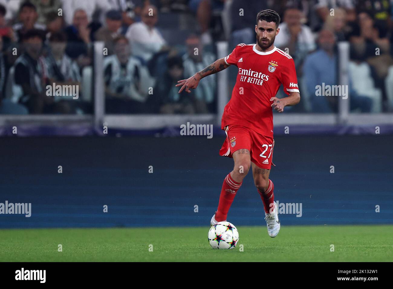 Rafa Silva von SL Benfica kontrolliert den Ball während des UEFA Champions League-Spiel der Gruppe H zwischen Juventus FC und SL Benfica am 14. September 2022 in Turin, Italien. Stockfoto
