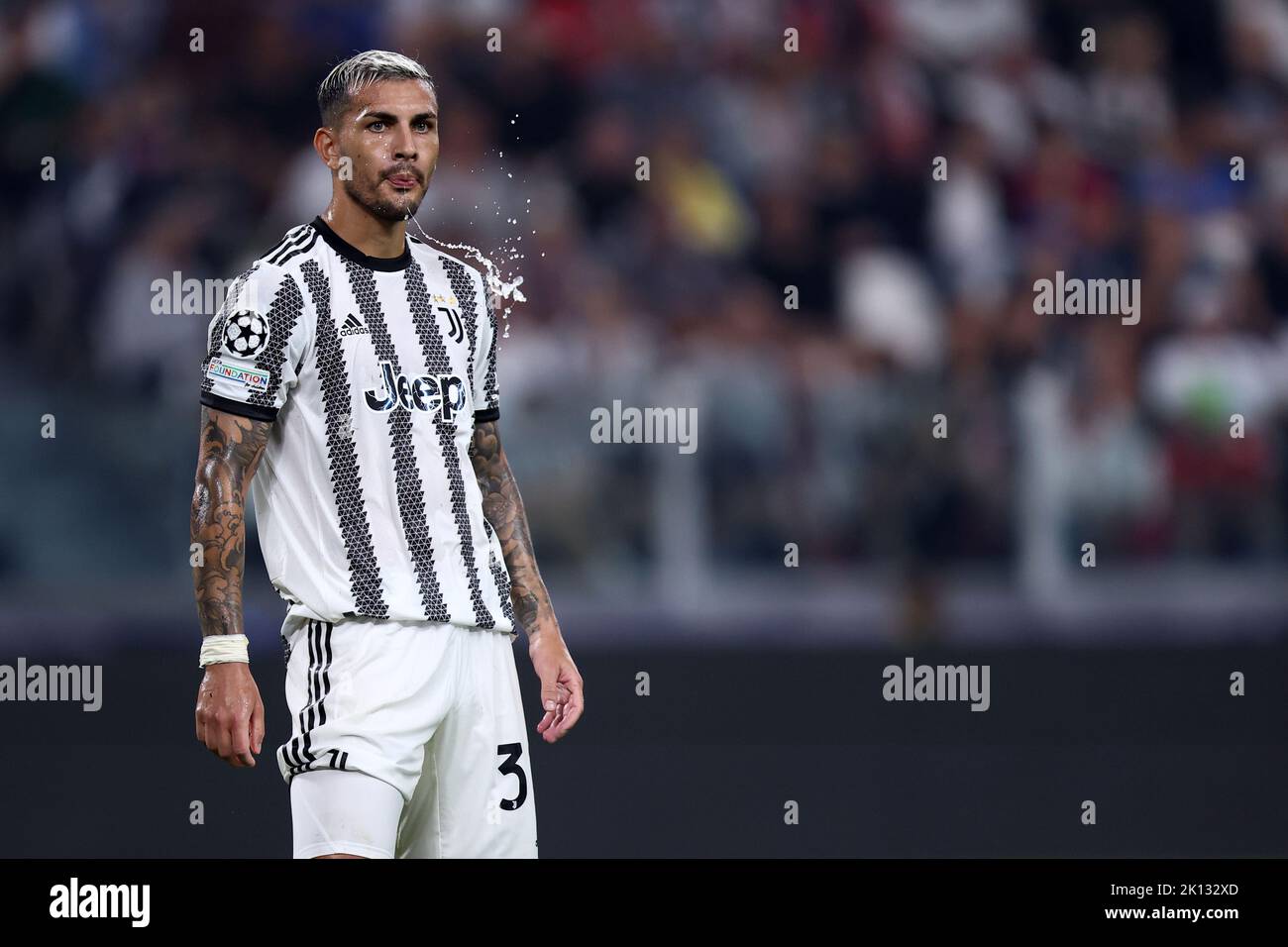Leando Paredes von Juventus FC schaut während des UEFA Champions League Gruppe H Spiels zwischen Juventus FC und SL Benfica am 14. September 2022 im Allianz Stadium in Turin, Italien, auf. Stockfoto