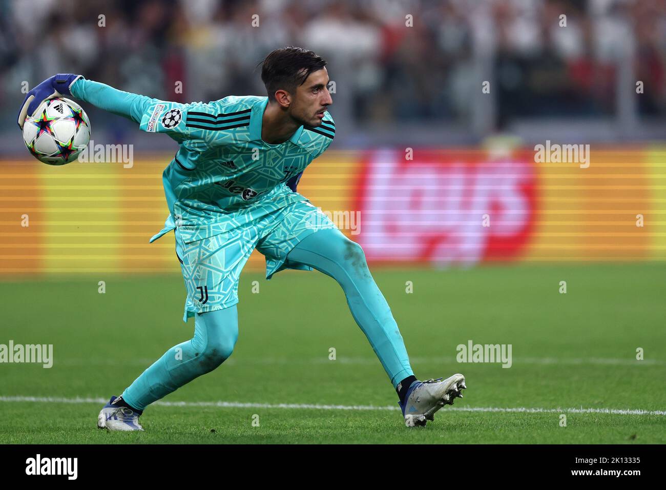 Mattia Perin vom FC Juventus kontrolliert den Ball während des UEFA Champions League-Spiel der Gruppe H zwischen dem FC Juventus und SL Benfica am 14. September 2022 in Turin, Italien. Stockfoto