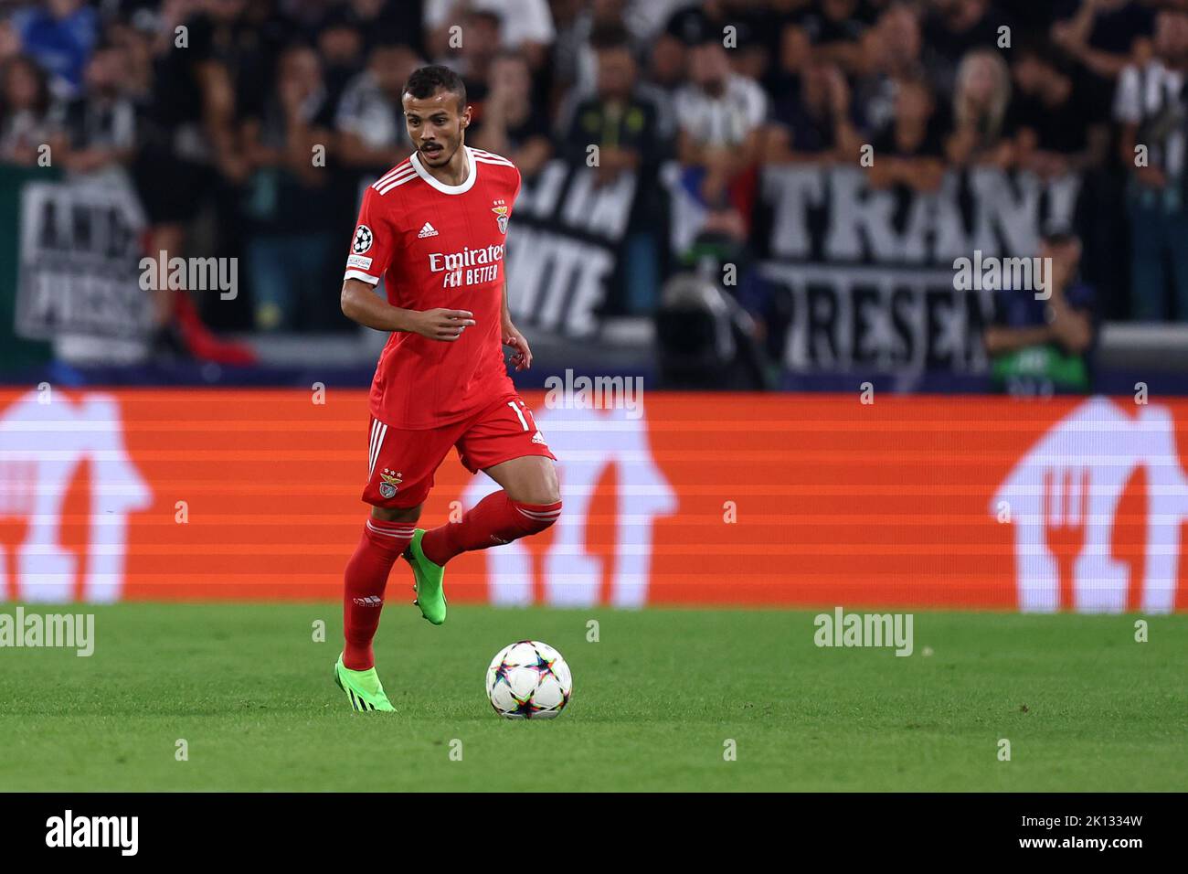 Diogo Goncalves von SL Benfica kontrolliert den Ball während des UEFA Champions League Gruppe H-Spiels zwischen Juventus FC und SL Benfica am 14. September 2022 in Turin, Italien. Stockfoto