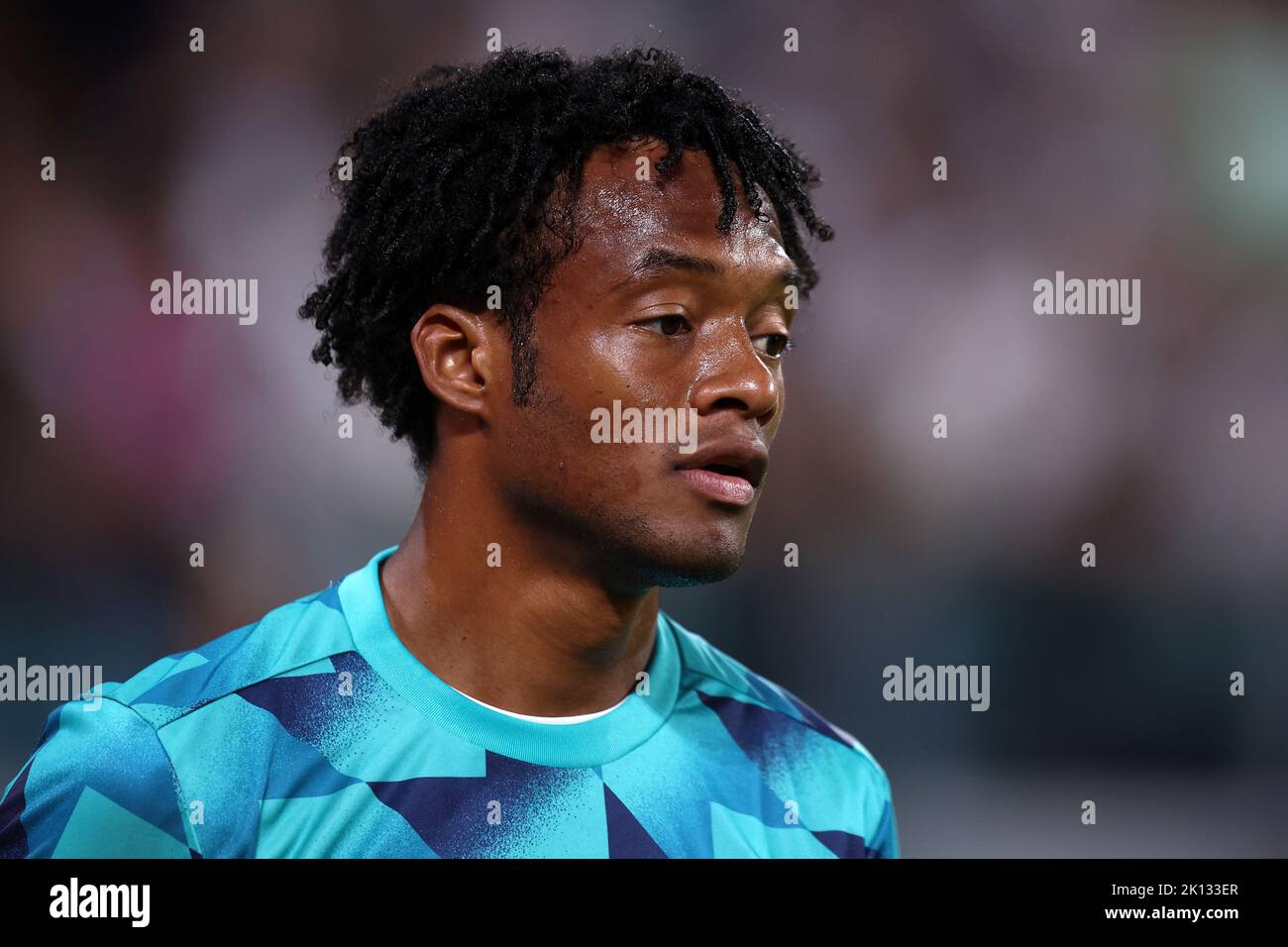 Juan Cuadrado vom FC Juventus beim Aufwärmen vor dem UEFA Champions League-Spiel der Gruppe H zwischen dem FC Juventus und SL Benfica am 14. September 2022 im Allianz-Stadion in Turin, Italien. Stockfoto