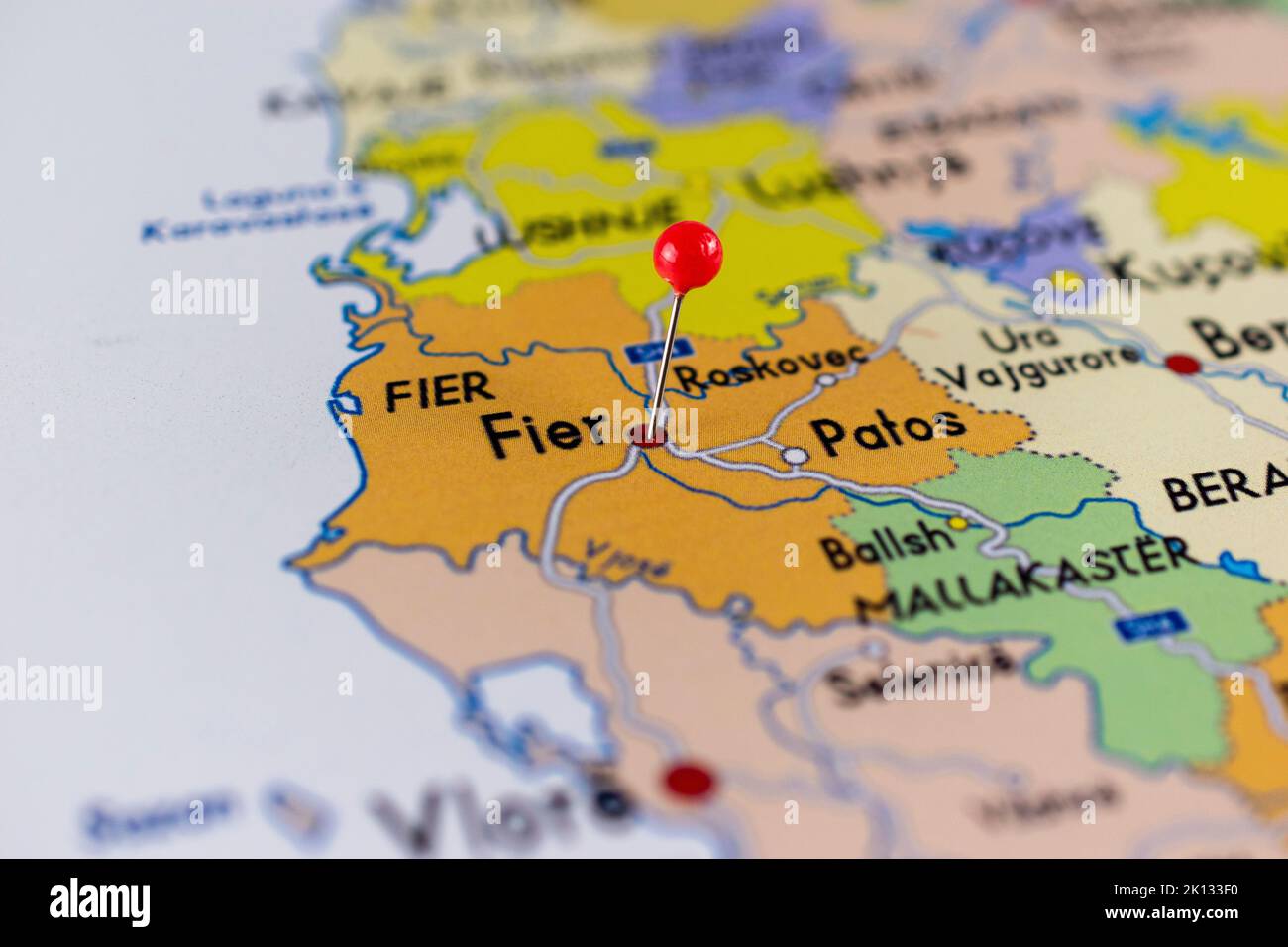 Fier-Karte. Nahaufnahme der Fieri-Karte mit roter Nadel. Karte mit rotem Nadelpunkt von Fieri in Albanien. Stockfoto