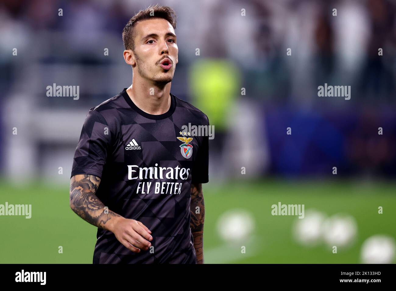 Alejandro Grimaldo von SL Benfica beim Aufwärmen vor dem UEFA Champions League-Spiel der Gruppe H zwischen Juventus FC und SL Benfica am 14. September 2022 im Allianz-Stadion in Turin, Italien. Stockfoto