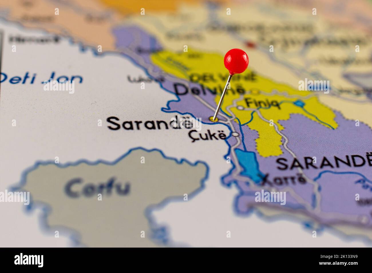 Karte von Sarande. Nahaufnahme der Karte von Sarande mit roter Nadel. Karte mit rotem Nadelpunkt von Sarande in Albanien. Stockfoto