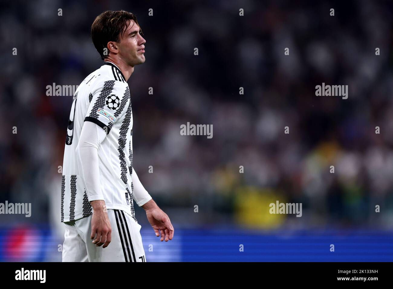Dusan Vlahovic vom FC Juventus schaut während des UEFA Champions League Gruppe H-Spiels zwischen dem FC Juventus und SL Benfica am 14. September 2022 in Turin, Italien, im Allianz-Stadion an. Stockfoto