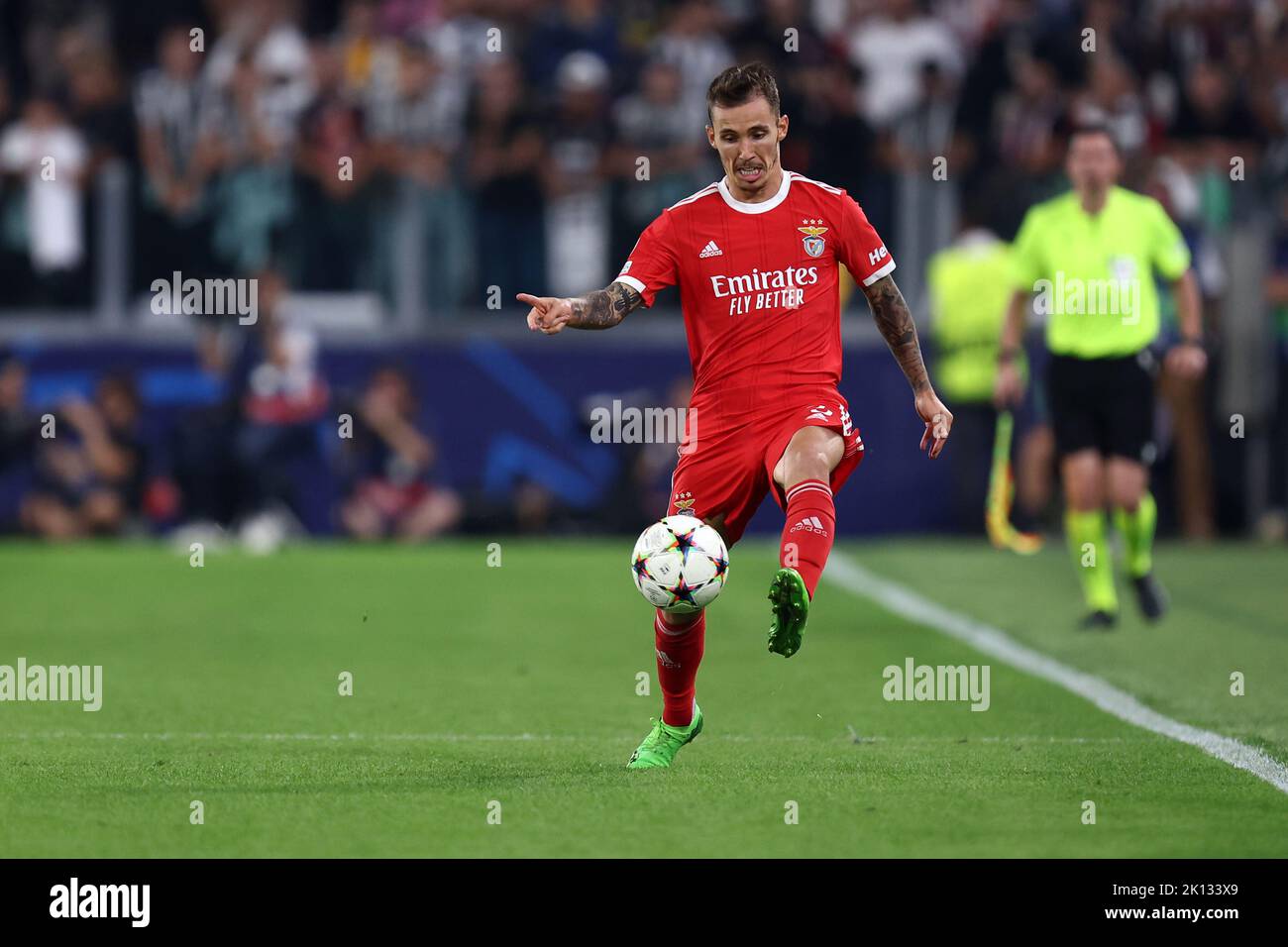 Enzo Fernandez von SL Benfica im Einsatz während des UEFA Champions League-Spiel der Gruppe H zwischen Juventus FC und SL Benfica am 14. September 2022 im Allianz Stadium in Turin, Italien. Stockfoto