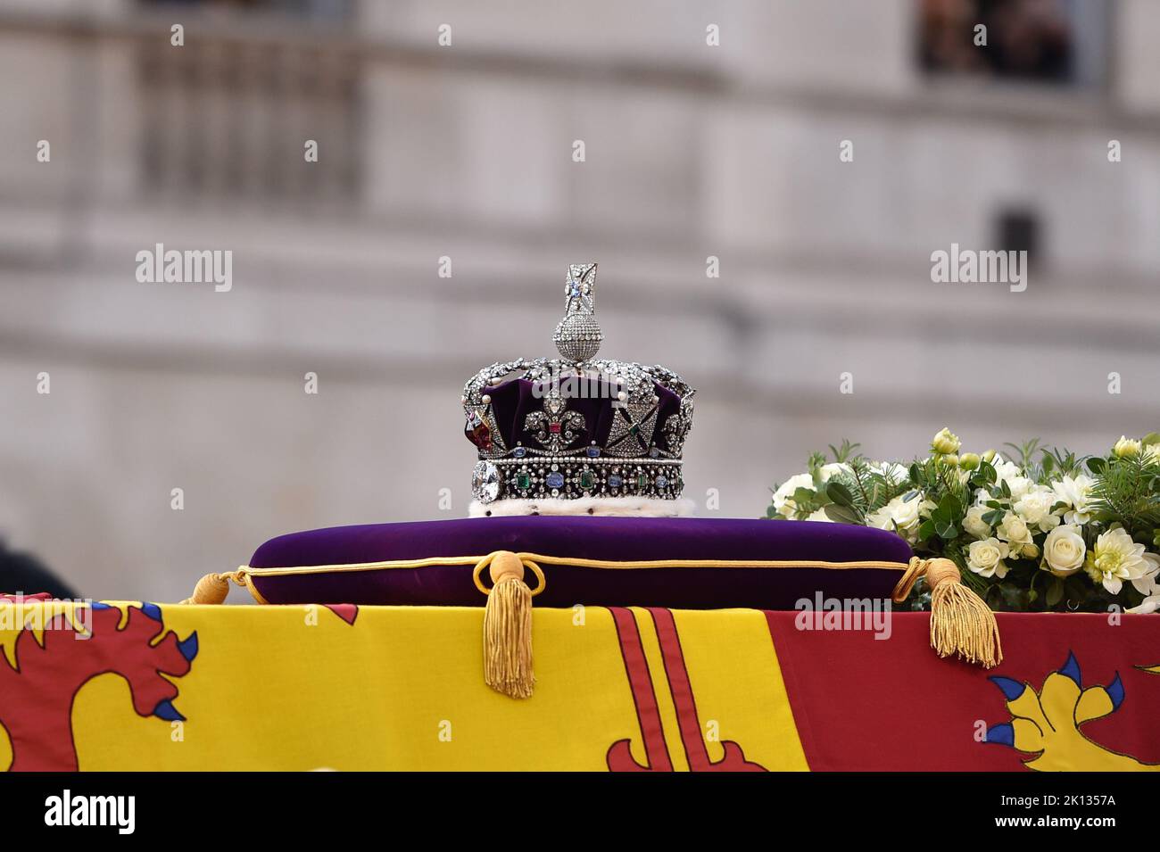 Die kaiserliche Staatskrone auf einem violetten Samtkissen wird auf den Sarg der Königin gelegt, der mit dem Royal Standard drapiert ist, während er auf einem Waffenwagen aus dem Buckingham Palace bei der feierlichen Prozession der Königin getragen wurde. Stockfoto