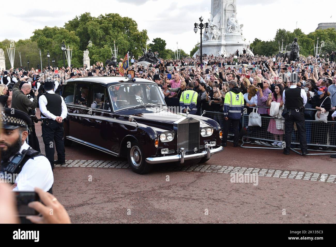 Riesige Menschenmengen jubelten, als König Charles III. Zum ersten Mal als Monarch in einem staatlichen Rolls-Royce neben Camilla, dem Queen Consort, am Buckingham Palace eintraf. Stockfoto