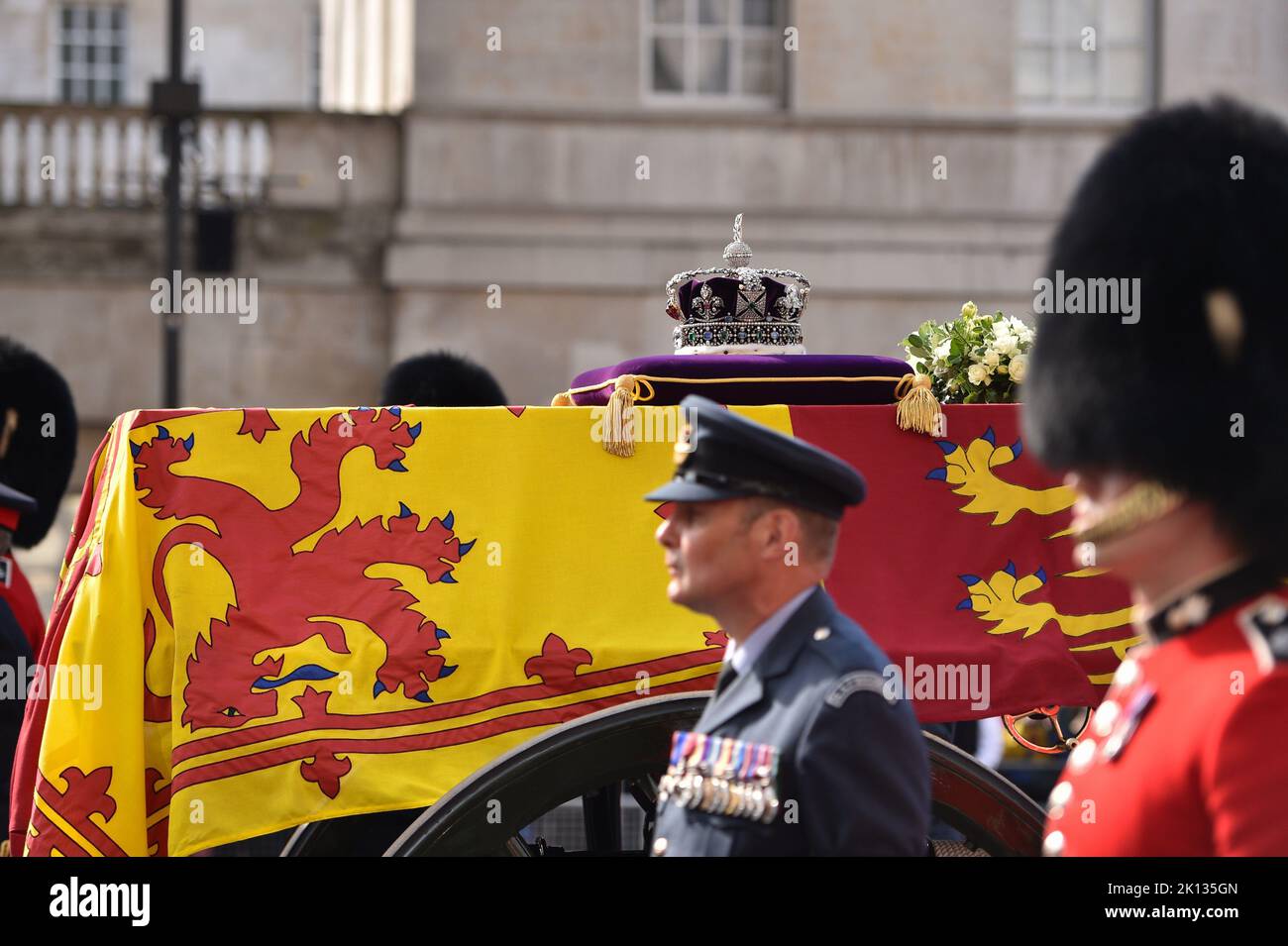Die kaiserliche Staatskrone auf einem violetten Samtkissen wird auf den Sarg der Königin gelegt, der mit dem Royal Standard drapiert ist, während er auf einem Waffenwagen aus dem Buckingham Palace bei der feierlichen Prozession der Königin getragen wurde. Stockfoto