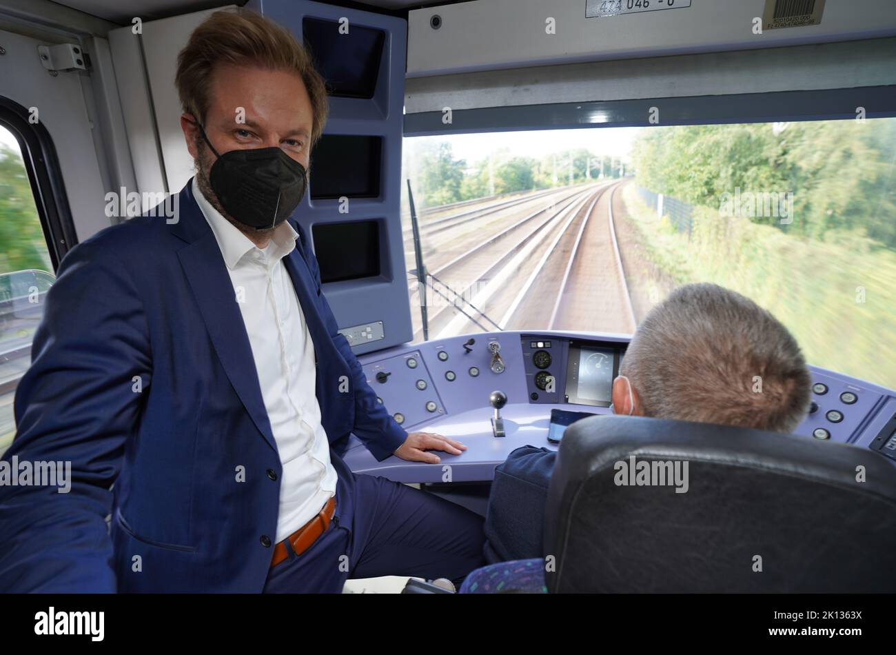 15. September 2022, Hamburg: Anjes Tjarks (l, Bündnis 90/die Grünen), Senatorin für Verkehr und Mobilitätswandel, steht auf dem Weg von Bergedorf in Richtung Berliner Tor in der Fahrerkabine einer digitalen S-Bahn der Linie S2. Ab September 15 fahren auf der Linie S2 zwischen Berliner Tor und Bergedorf regelmäßig digital gesteuerte Pendlerzüge. Foto: Marcus Brandt/dpa Stockfoto