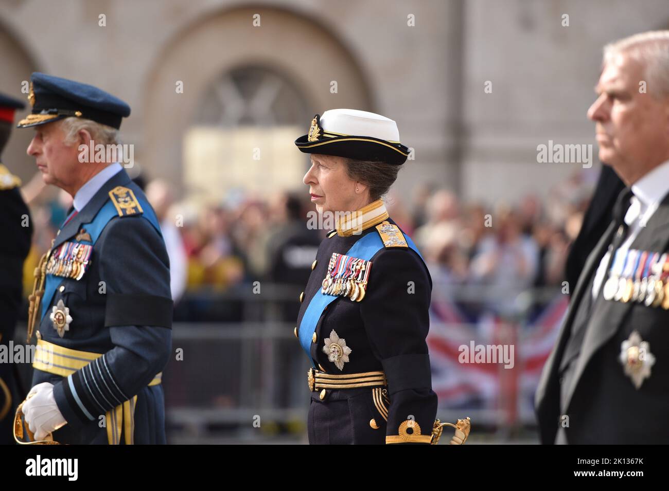 ANNE, Prinzessin Royal, geht hinter den Sarg der Königin in Whitehall, als er auf einer Waffenkutsche vom Buckingham Palace bei der Feierlichen Prozession der Königin getragen wurde. Stockfoto