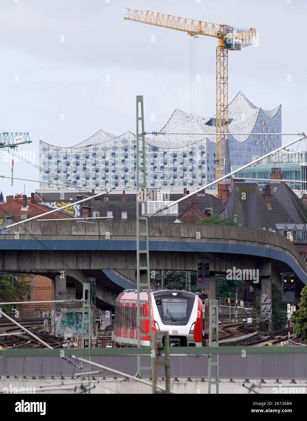 15. September 2022, Hamburg: Eine S-Bahn kommt am Bahnhof Berliner Tor ...