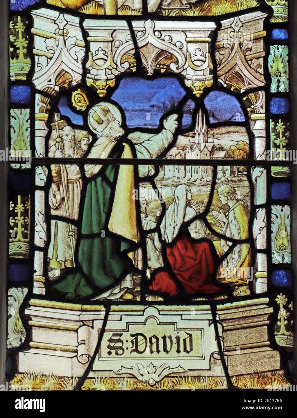 Buntglasfenster von Percy Bacon mit der Darstellung des Heiligen David, der Waliser, St. Lalluwy's Church, Menheniot, Cornwall umwandelte Stockfoto