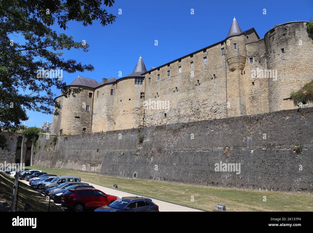 SEDAN, FRANKREICH, 6. AUGUST 2022: Blick auf das Schloss von Sedan (Château de Sedan) in den Ardennen, in Grand-est. Die mittelalterliche Burg ist eine der größten in E Stockfoto