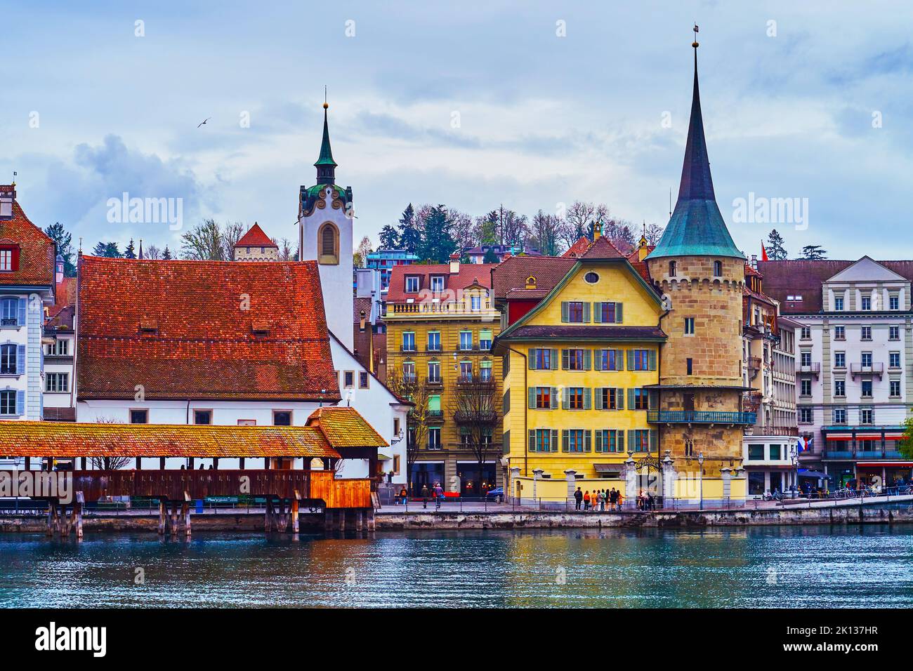 Reuss Flussufer und historische Gebäude am Rathausquai in Luzern, Schweiz Stockfoto