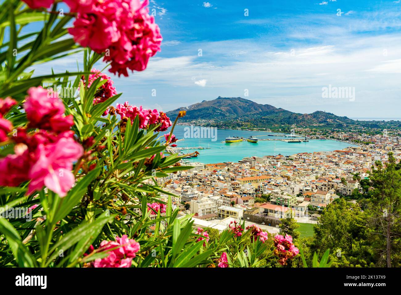 Malerische Aussicht auf die Altstadt von Zakynthos und das Meer vom ikonischen Aussichtspunkt Bohali auf dem blühenden Hügel, Zakynthos, Ionische Inseln, griechische Inseln, Griechenland, Europa Stockfoto