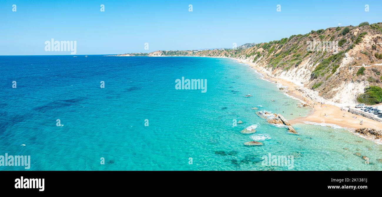 Luftaufnahme des kristallklaren Meeres, das den goldenen Sand des Paliolinos-Strandes, Kefalonia, Ionische Inseln, griechische Inseln, Griechenland, Europa Stockfoto
