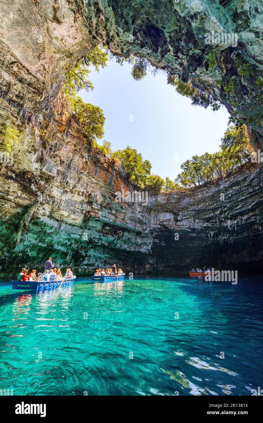 Touristen bewundern die Höhle während einer Bootsfahrt auf dem kristallklaren Wasser des Melissani-Sees, Kefalonia, Ionische Inseln, griechische Inseln, Griechenland, Europa Stockfoto