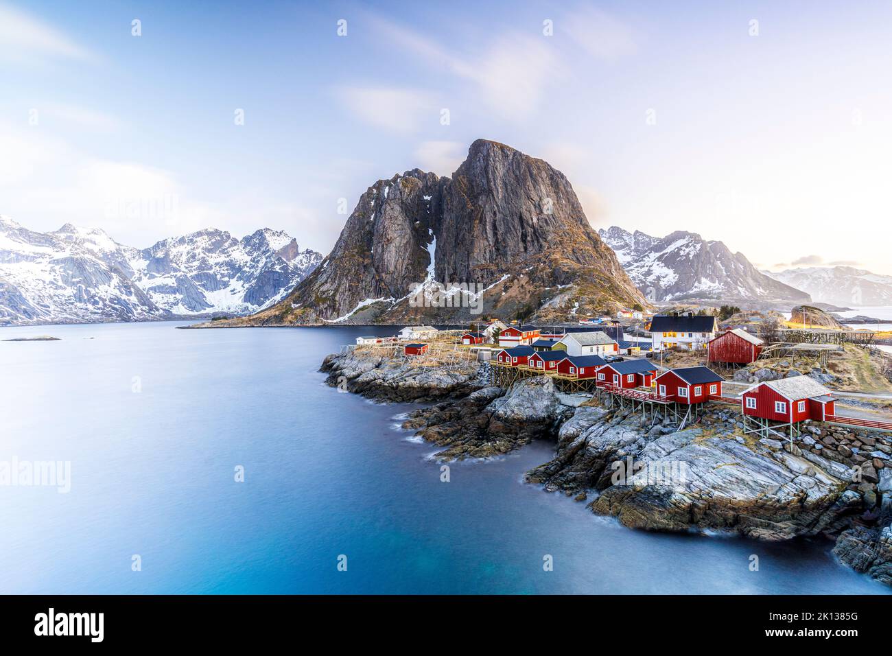 Blick auf die traditionellen roten Rorbu-Hütten im Fischerdorf Hamnoy in der Morgendämmerung, reine, Lofoten Islands, Norwegen, Europa Stockfoto