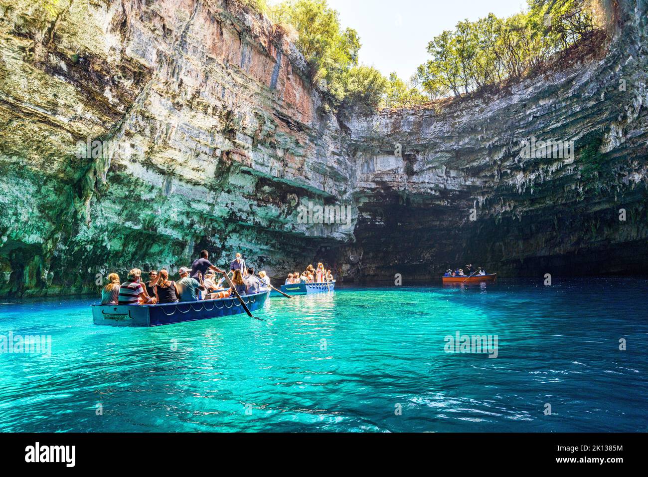 Touristen genießen eine Bootsfahrt in die Höhle am berühmten Melissani See, Kefalonia, Ionische Inseln, griechische Inseln, Griechenland, Europa Stockfoto