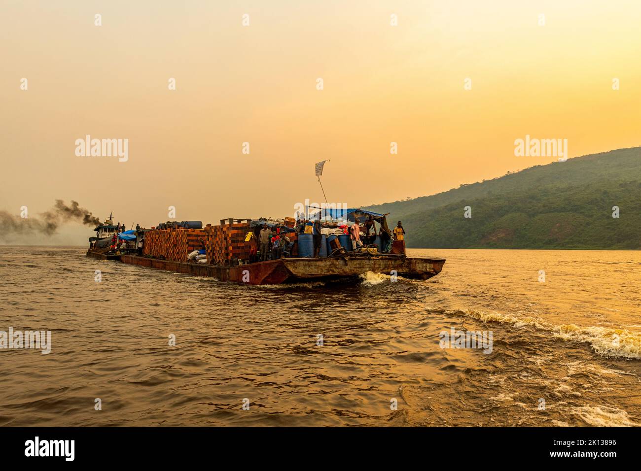 Überladenes Flussboot auf dem Kongo-Fluss bei Sonnenuntergang, Demokratische Republik Kongo, Afrika Stockfoto