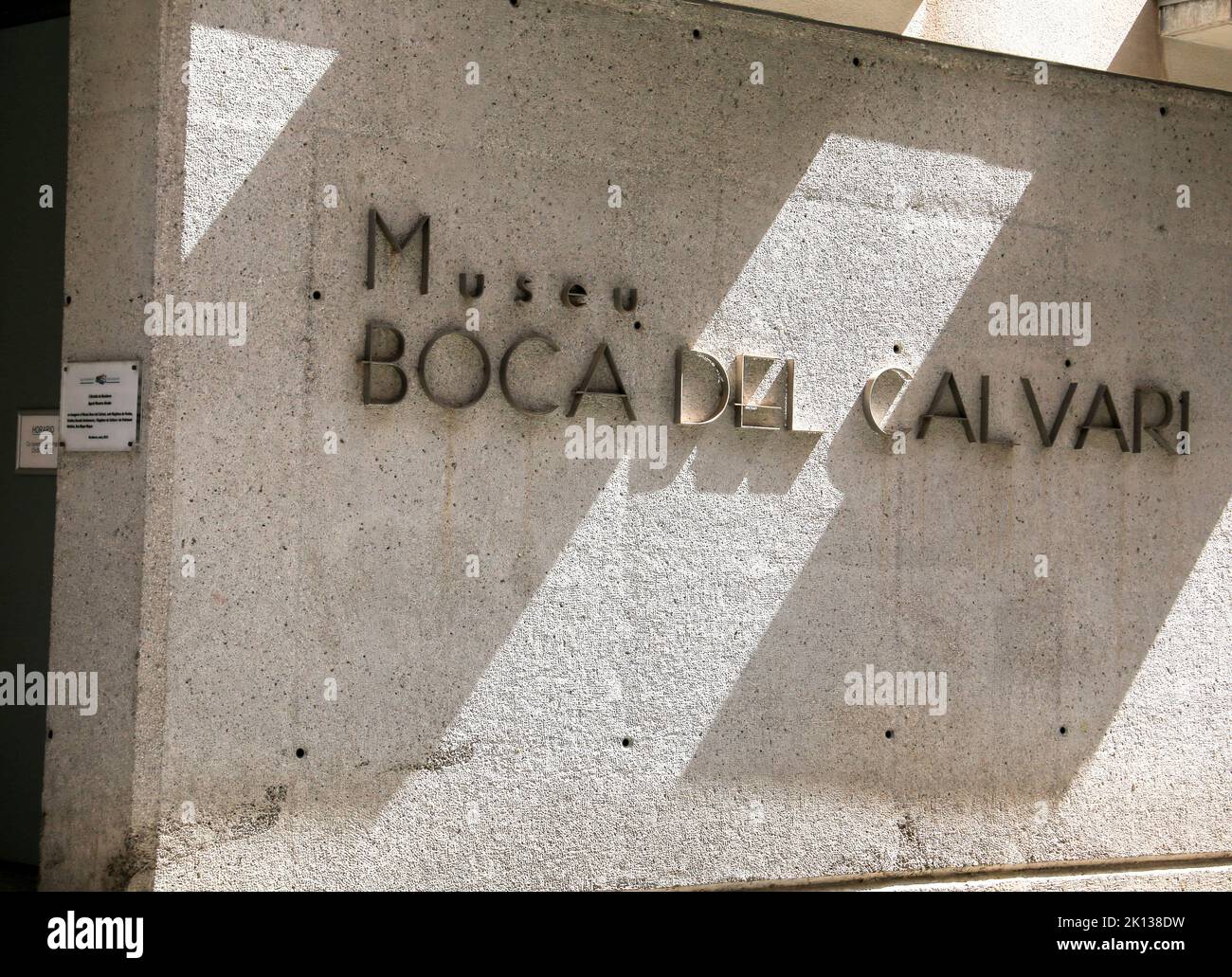 Benidorm, Alicante, Spanien - 11. September 2022: Haupteingang und Fassade des Boca del Calvari Museums in Benidorm Stockfoto
