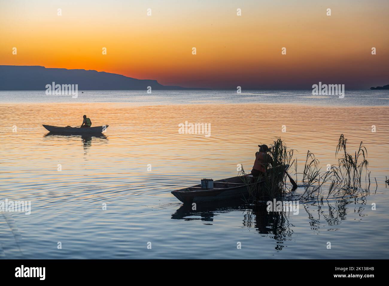 Fischer bei Sonnenuntergang in Mpulungu, Tanganjikasee, Sambia, Afrika Stockfoto