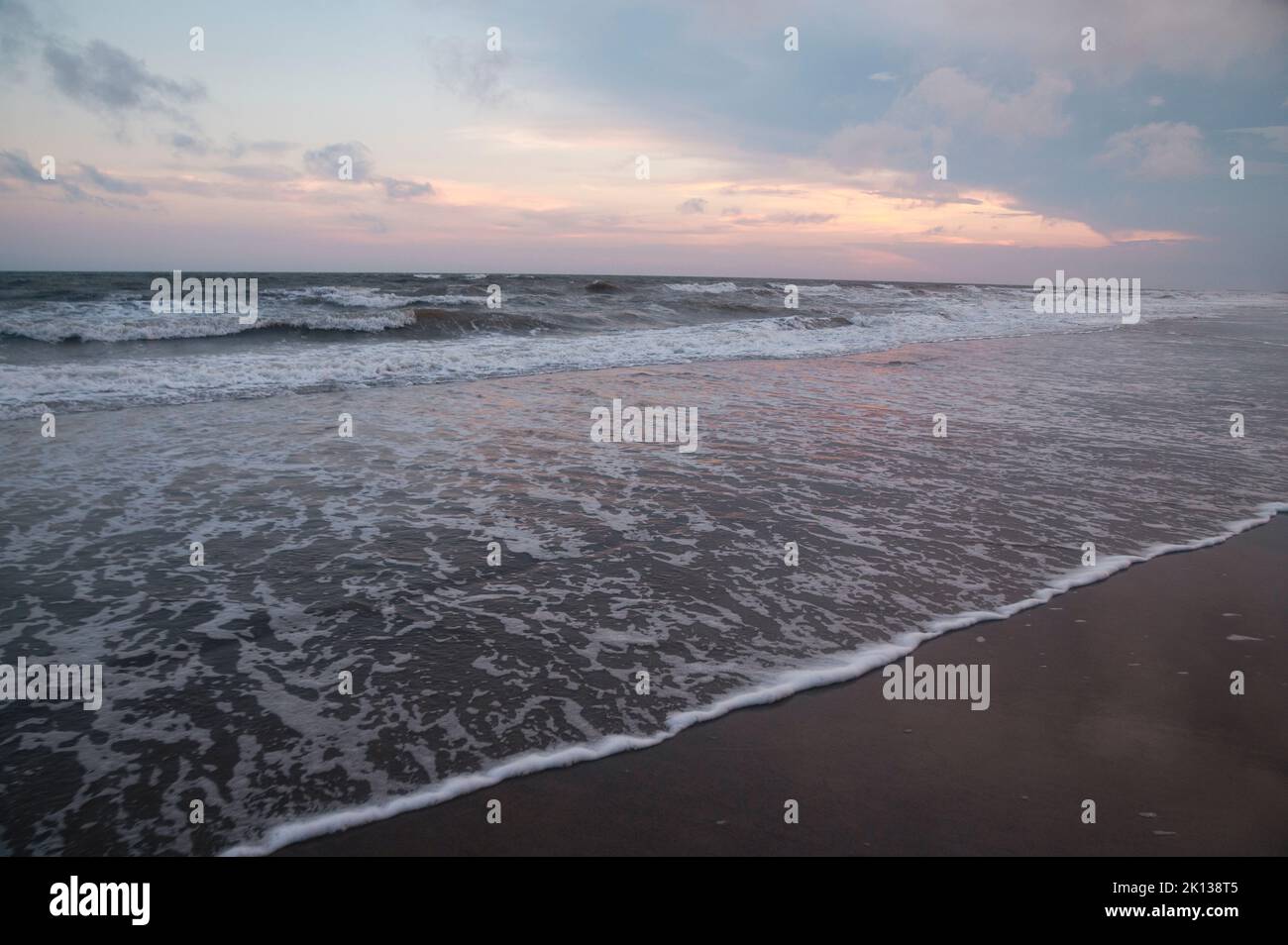 Wellen des Atlantischen Ozeans bei Sonnenuntergang, Holden Beach, North Carolina, Vereinigte Staaten von Amerika, Nordamerika Stockfoto