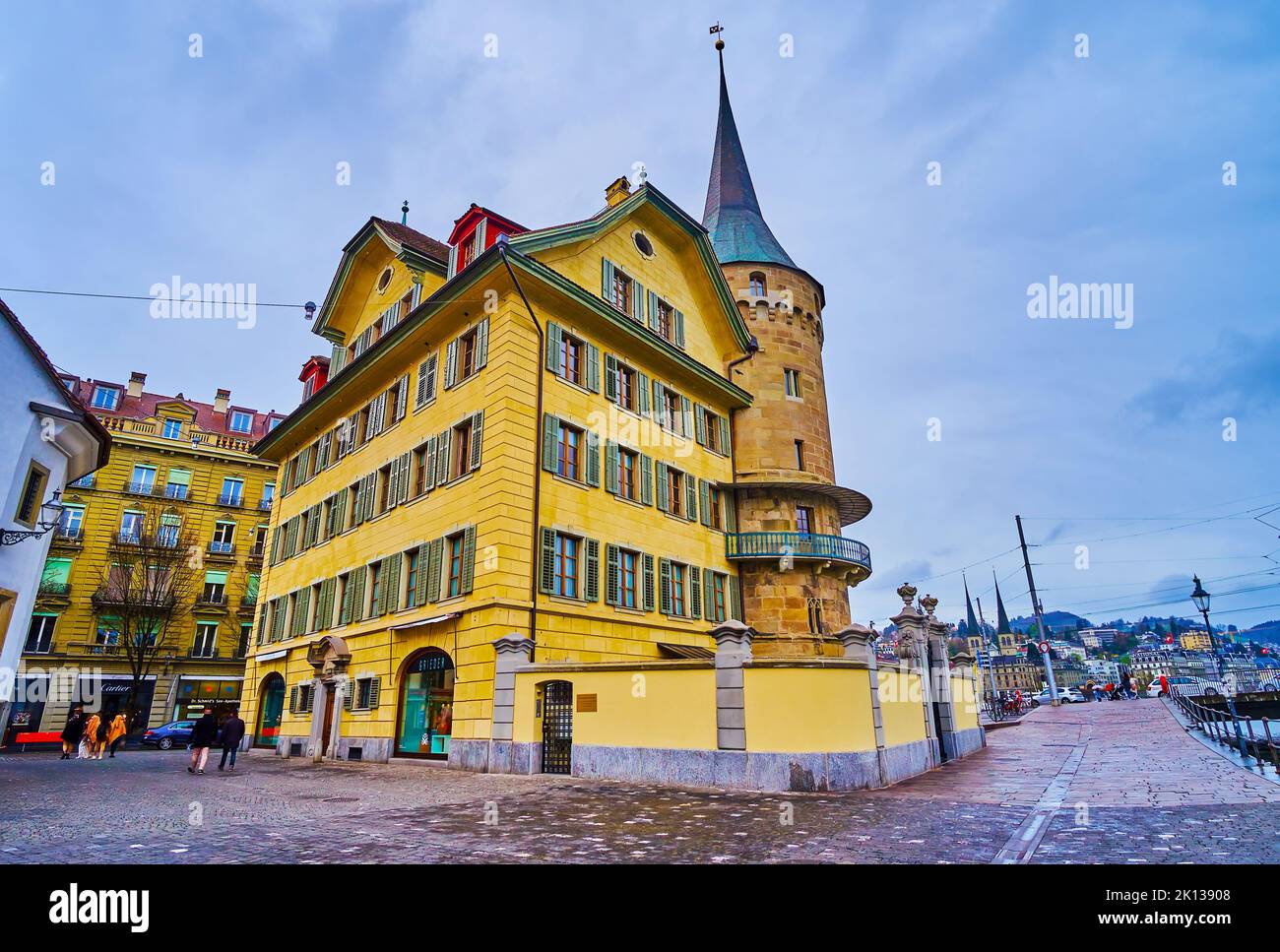 LUZERN, SCHWEIZ - 30. MÄRZ 2022: Historisches Gebäude mit Turm am Rathausquai-Ufer des Reuss, am 30. März in Luzern, Schweiz Stockfoto