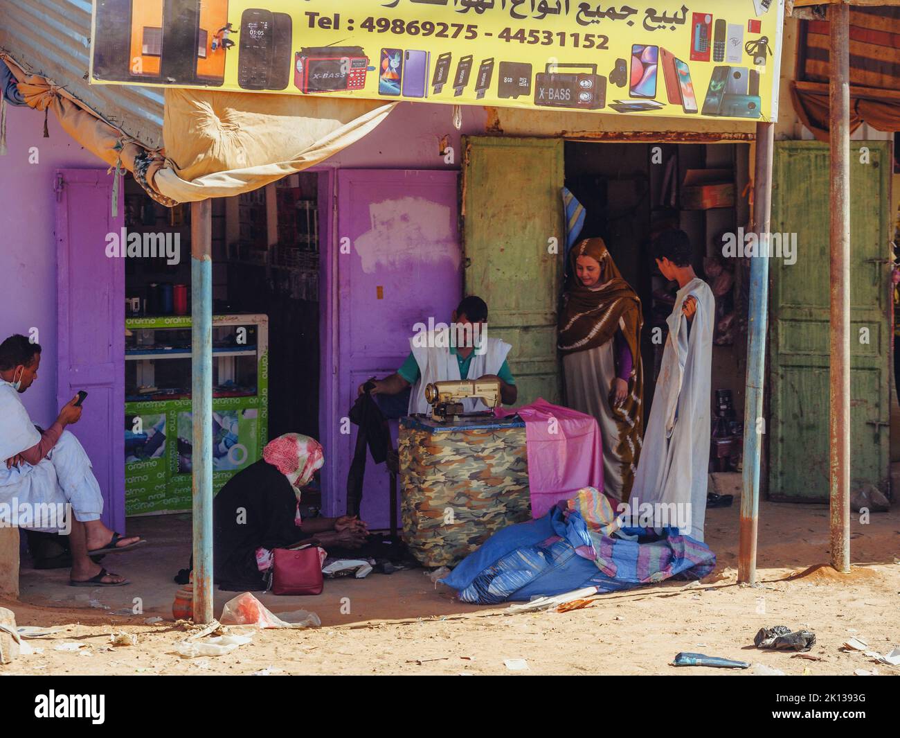 Die Straßen und Menschen eines Dorfes zwischen Kiffa und Ayoun, Mauretanien, Sahara-Wüste, Westafrika, Afrika Stockfoto