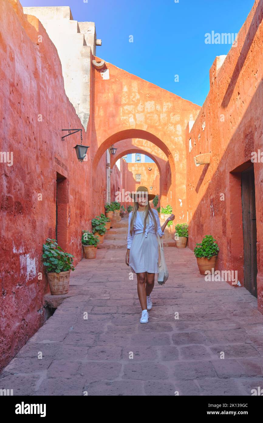 Junge Touristen erkunden das Kloster Santa Catalina, Convento de Santa Catalina, Arequipa, Peru. Südamerika Stockfoto