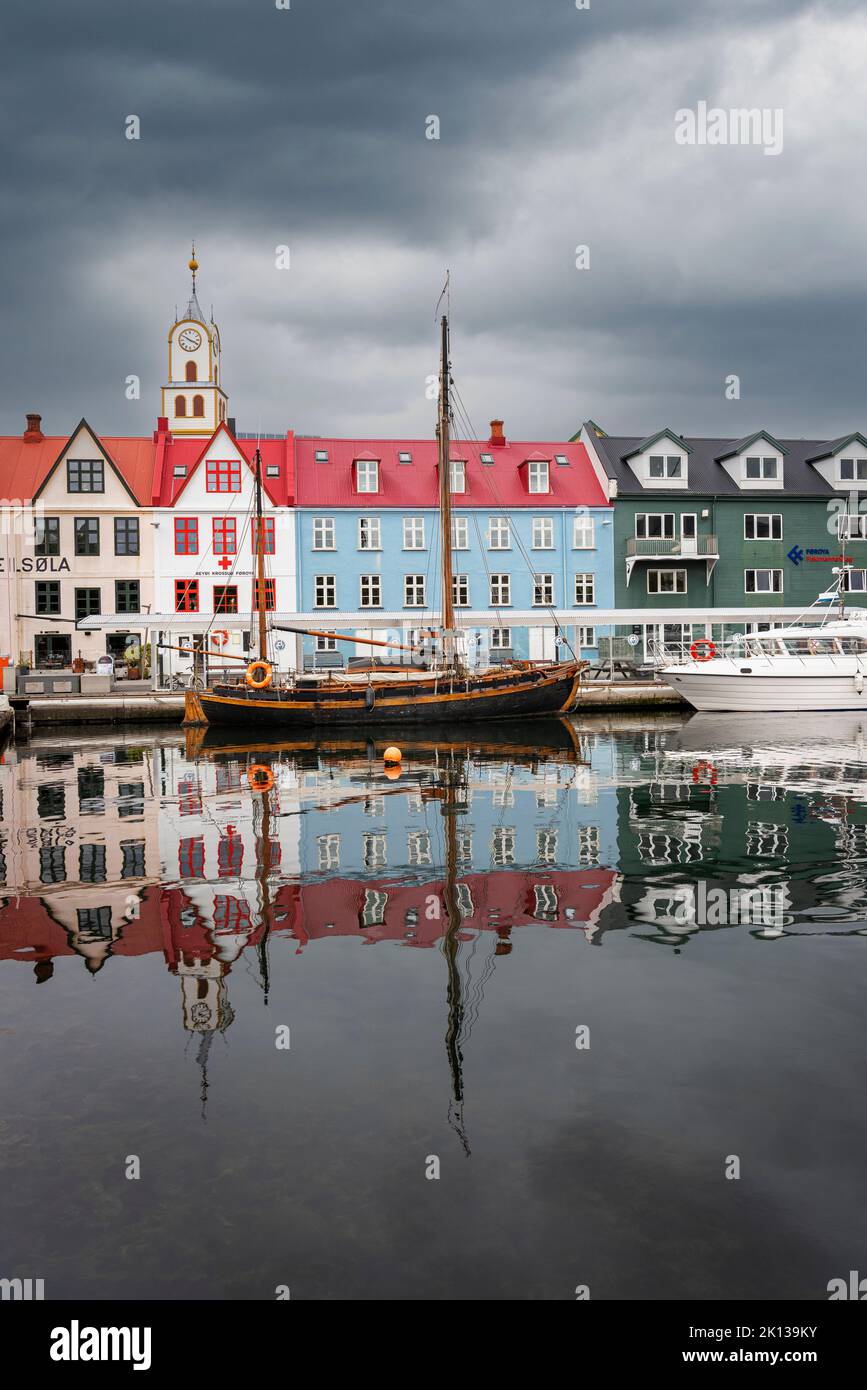 Gebäude am Meer und Spiegelungen im Wasser des Hafens von Torshavn, Insel Streymoy, Färöer, Dänemark, Europa Stockfoto