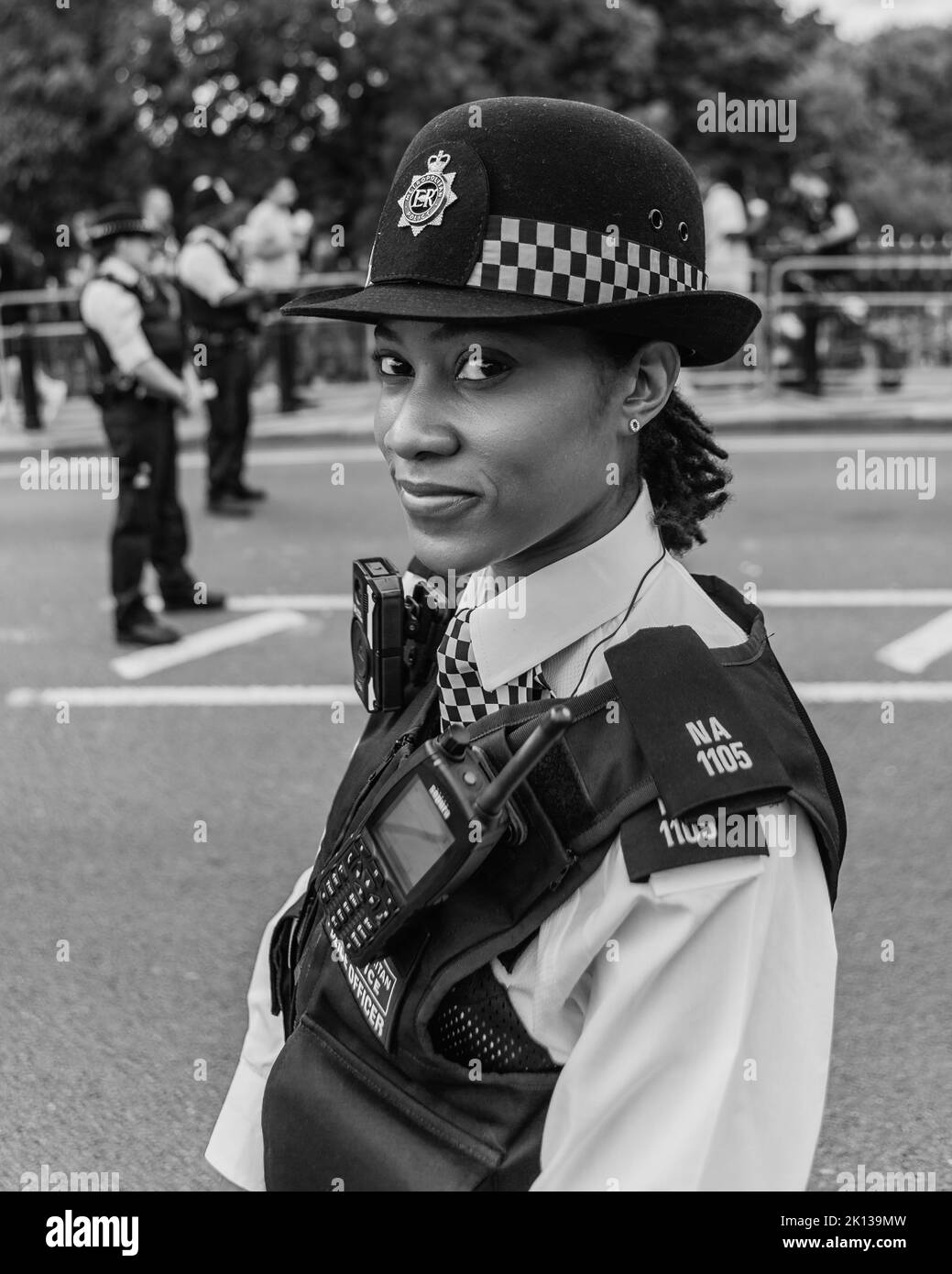 Schwarz-Weiß-Bild der Polizisten beim Notting Hill Karneval 2022. Stockfoto