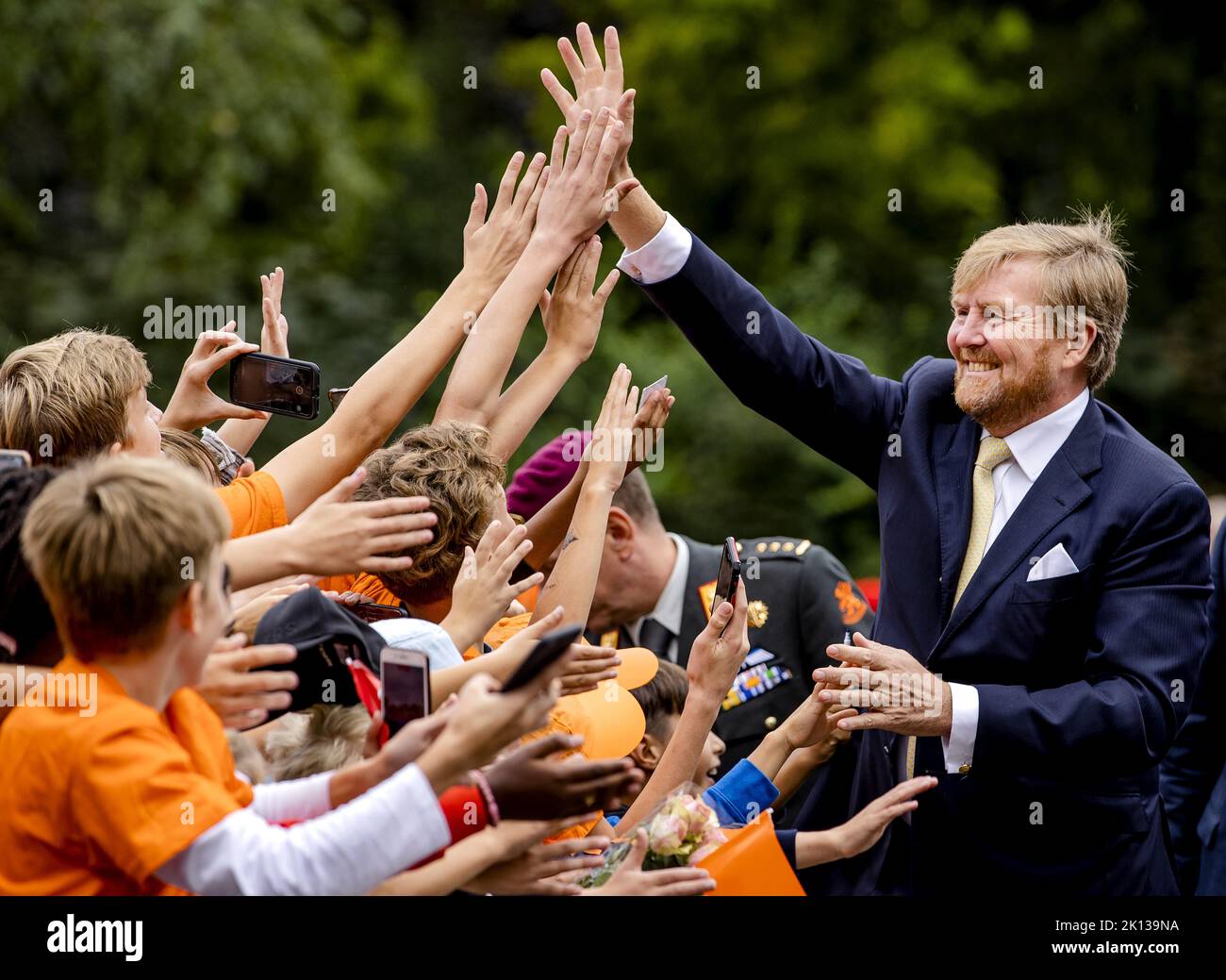 Brabant Peel, Niederlande. 15. September 2022. 2022-09-15 12:50:03 GEMERT - König Willem-Alexander wird von Kindern in Gemert während eines regionalen Besuchs in der Peel in der Provinz Nordbrabant begrüßt. Der Besuch konzentriert sich auf die Entwicklung des Naturschutzes, die Zukunft des Agrarsektors, neue Formen der sozialen Zusammenarbeit und innovatives Unternehmertum in der Peel-Region. ANP SEM VAN DER WAL netherlands Out - belgium Out Credit: ANP/Alamy Live News Stockfoto