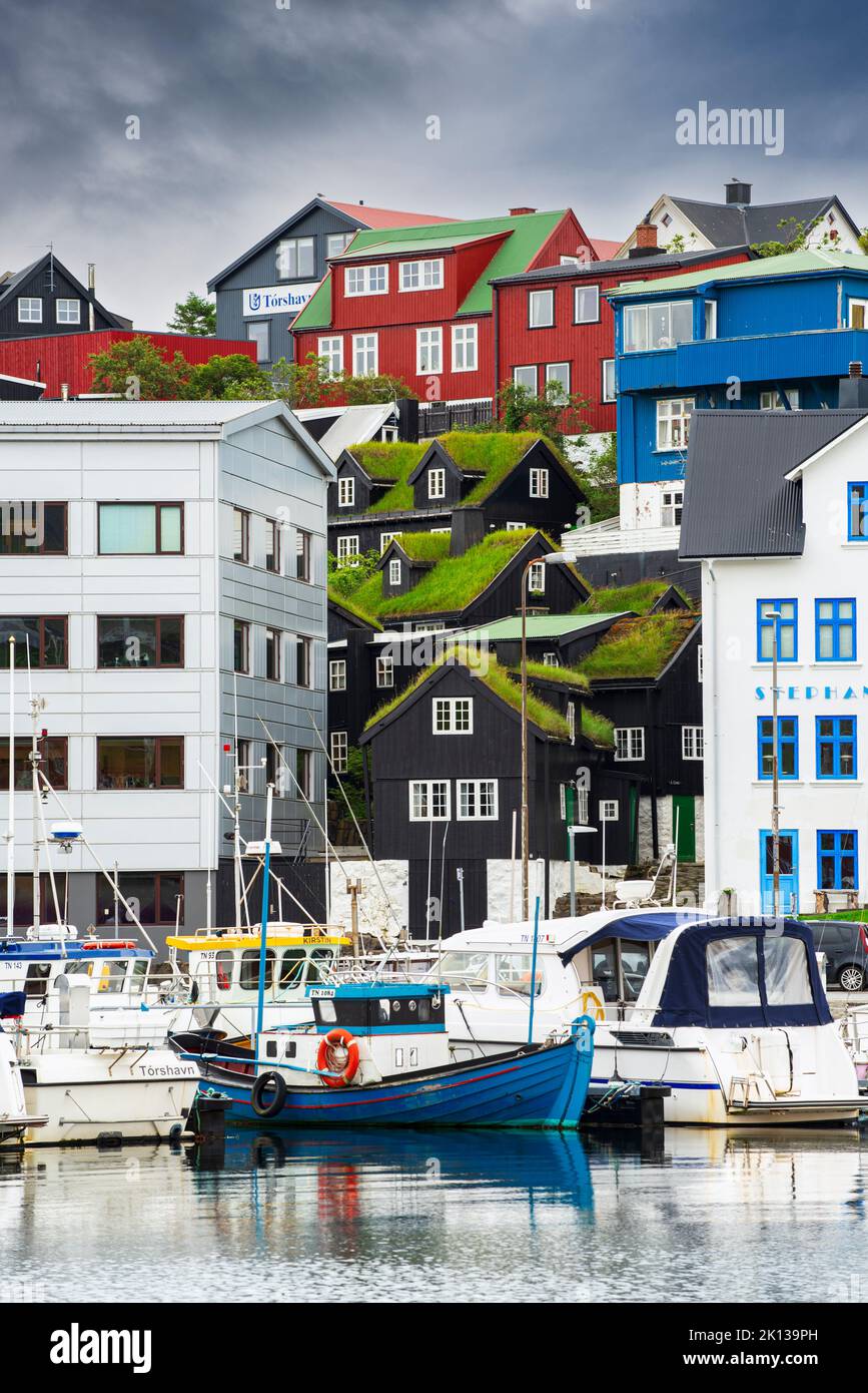 Alte Grasdachhäuser zwischen Neubauten und Booten im Hafen von Torshavn, Streymoy Island, Färöer Inseln, Dänemark, Europa Stockfoto