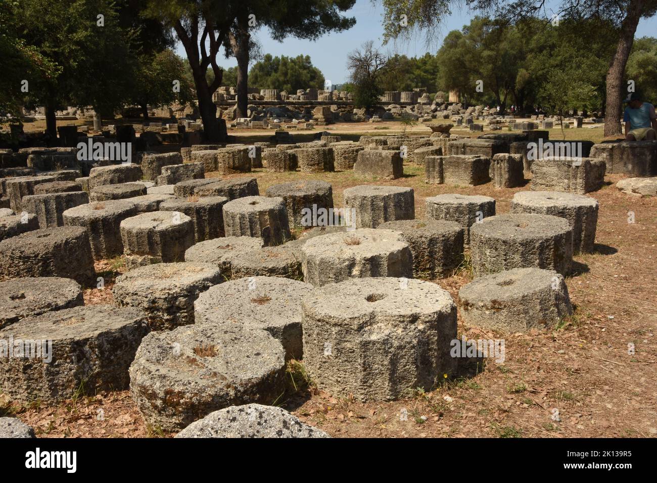 Zerlegte Säulen am Zeustempel in Olympia, UNESCO-Weltkulturerbe, westliches Peleponnes Griechenlands, Europa Stockfoto