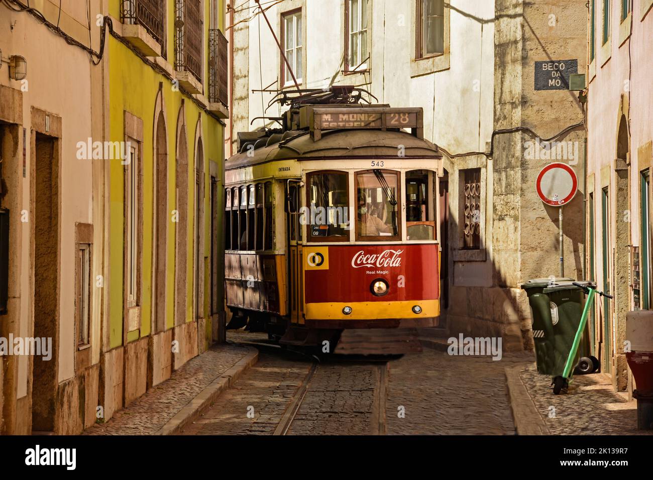 Tram auf der Route 28 durch die engen Gassen der Altstadt von Alfama, Lissabon, Portugal, Europa Stockfoto