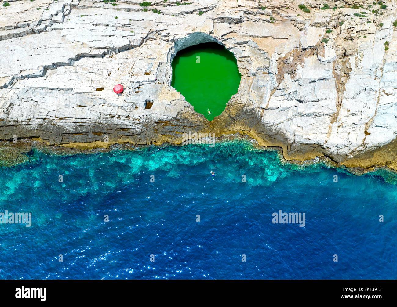 Luftaufnahme von Touristen, die in der Giola baden, einem natürlichen Pool auf der Insel Thassos, griechischen Inseln, Griechenland, Europa Stockfoto