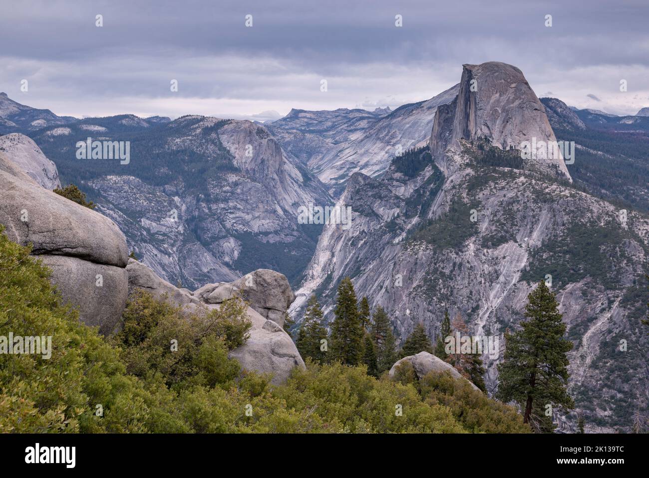 Half Dome und Yosemite Valley vom Glacier Point, Yosemite National Park, UNESCO-Weltkulturerbe, Kalifornien, USA Stockfoto