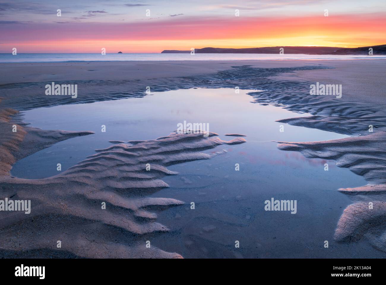 Gezeitenbecken an einem einsamen Sandstrand bei Sonnenaufgang, Harlyn Bay, Cornwall, England, Vereinigtes Königreich, Europa Stockfoto