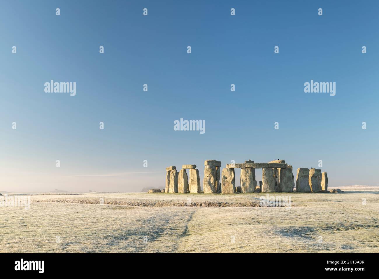 Stonehenge, UNESCO-Weltkulturerbe, bei Sonnenaufgang an einem frostigen Wintermorgen, Wiltshire, England, Großbritannien, Europa Stockfoto